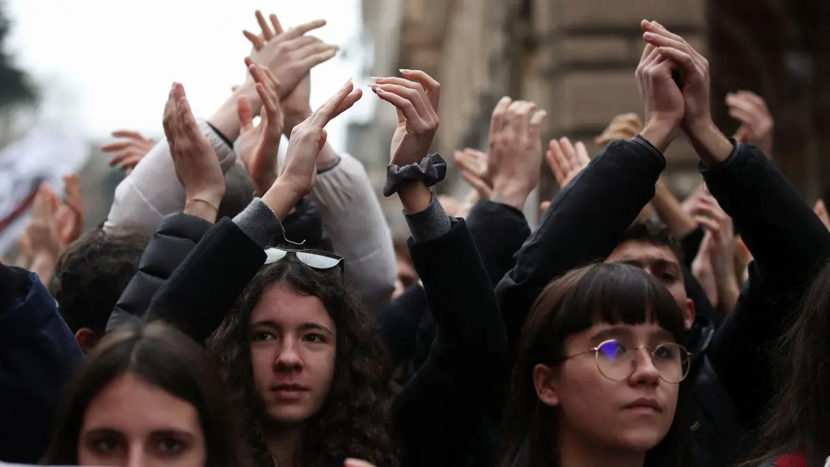 Migliaia di studenti in Italia dimostrano oltre due morti nella pratica scolastica
